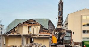 Gamalt hús hefur lokið hlutverki sínu