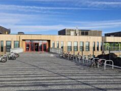 Segir bæjarstjóra víkja sér undan því að svara fyrir hrakningasögu Barnaskóla Kársness