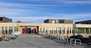 Segir bæjarstjóra víkja sér undan því að svara fyrir hrakningasögu Barnaskóla Kársness