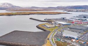 Nýja landfyllingin féll á tíma