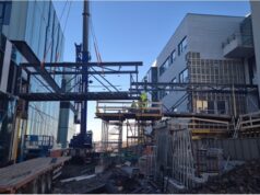 Ný göngubrú milli Barnaspítala og meðferðarkjarna sett upp