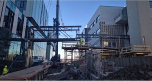 Ný göngubrú milli Barnaspítala og meðferðarkjarna sett upp