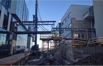 Ný göngubrú milli Barnaspítala og meðferðarkjarna sett upp