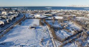 Fallið frá byggingu unglingaskóla við Skautahöllina