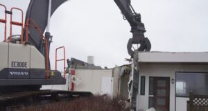 Niðurrif ónýtra húsa í Grindavík hafið