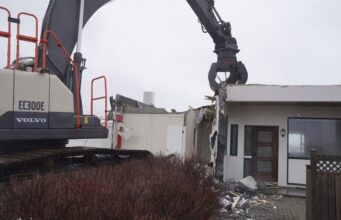 Niðurrif ónýtra húsa í Grindavík hafið