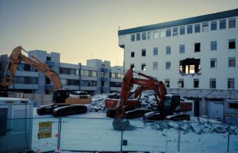 Frekara niðurrif fram undan og uppbygging í sumar