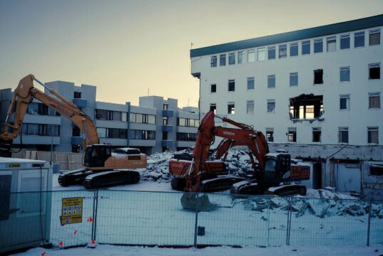 Frekara niðurrif fram undan og uppbygging í sumar