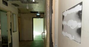 Átti að vera búið að loka byggingunni