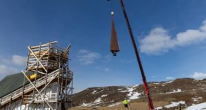 Endurbættur kirkjuturn hífður á Mosfellskirkju