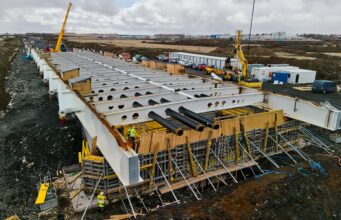 Vinna við fyrstu stálbitana í nýrri Ölfusárbrú gengur vel