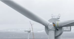 Fyrsta vindmyllan risin í Vaðölduveri Fyrsta vindmyllan risin í Vaðölduveri