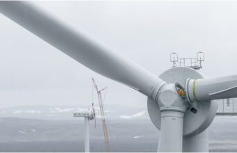Fyrsta vindmyllan risin í Vaðölduveri Fyrsta vindmyllan risin í Vaðölduveri