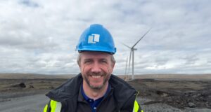 Tvær vindmyllur í Vaðölduveri risnar Tvær vindmyllur í Vaðölduveri risnar