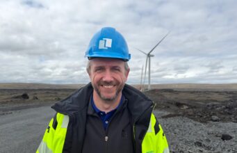 Tvær vindmyllur í Vaðölduveri risnar Tvær vindmyllur í Vaðölduveri risnar