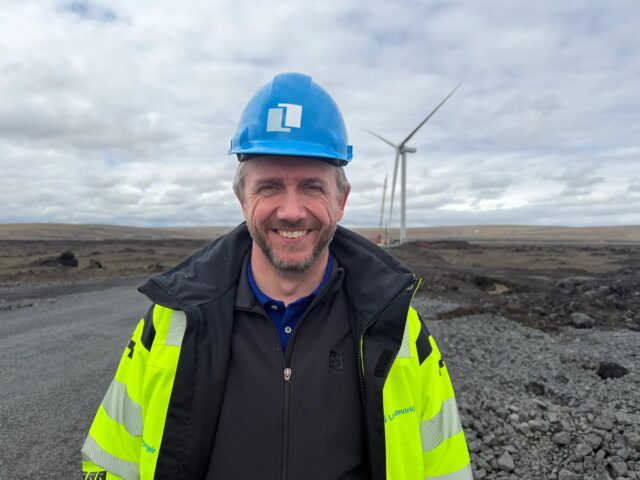 Tvær vindmyllur í Vaðölduveri risnar