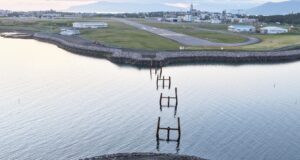 Myndir: Burðarverk Fossvogsbrúar skagar upp úr sæ Burðarverk Fossvogsbrúar skagar upp úr sæ