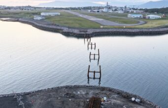 Myndir: Burðarverk Fossvogsbrúar skagar upp úr sæ Burðarverk Fossvogsbrúar skagar upp úr sæ