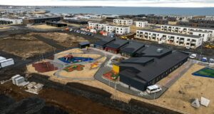 Framkvæmdir standast áætlun en bæjarstjóri óttast framkvæmdastopp í haust Framkvæmdir standast áætlun en bæjarstjóri óttast framkvæmdastopp í haust