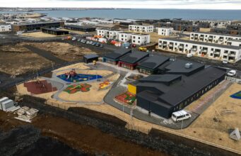 Framkvæmdir standast áætlun en bæjarstjóri óttast framkvæmdastopp í haust Framkvæmdir standast áætlun en bæjarstjóri óttast framkvæmdastopp í haust