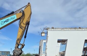 Niðurrif í fullum gangi á hluta Flataskóla í Garðabæ Niðurrif í fullum gangi á hluta Flataskóla í Garðabæ