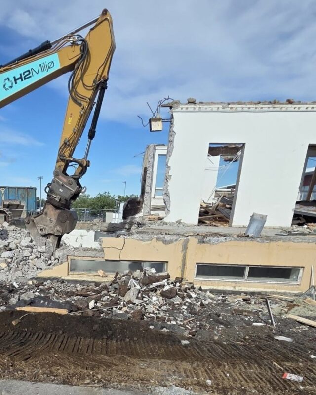 Niðurrif í fullum gangi á hluta Flataskóla í Garðabæ